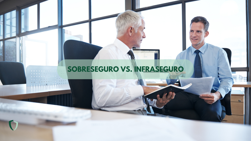Sobreseguro vs. Infraseguro Dos personas en un despacho valorando las diferencias entre sobreseguro e infraseguro