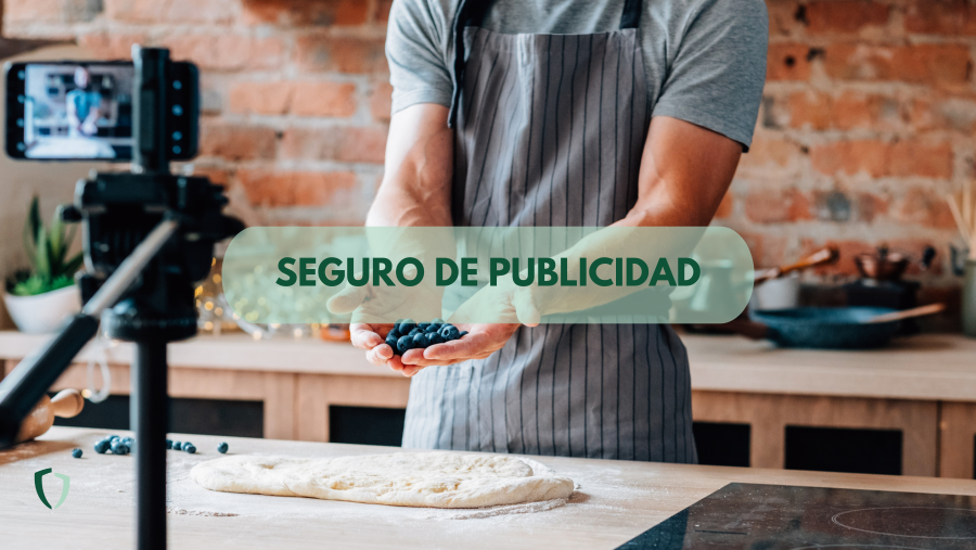 Seguro de publicidad: qué es Influencer grabando un vídeo de cocina publicitario