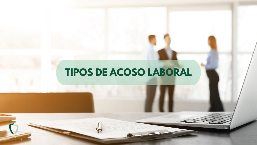 Tipos de acoso laboral Tres empleados al fondo de la oficina tratando el tema del acoso laboral