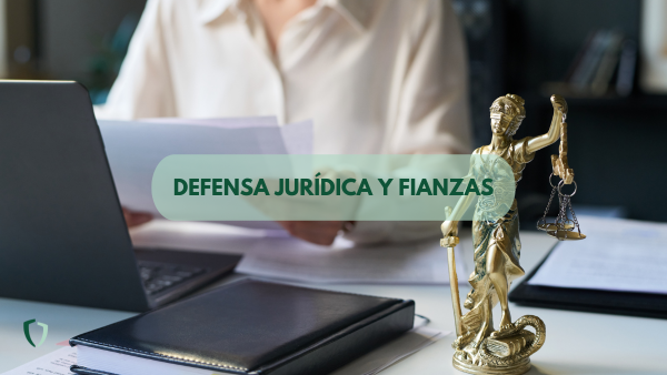 Defensa jurídica y fianzas Abogada revisando un contrato de un seguro