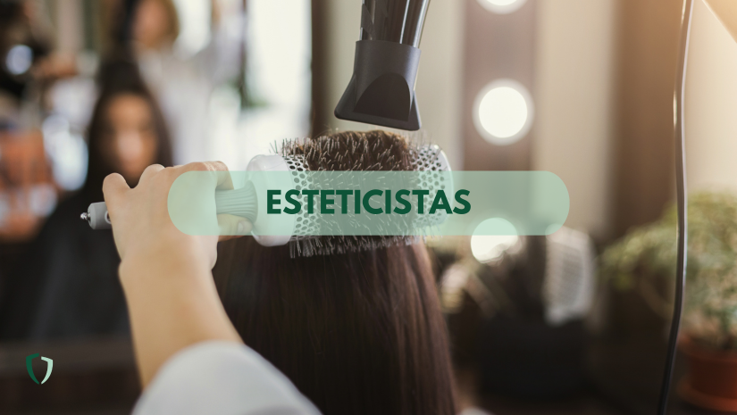 Seguro para esteticistas Profesional esteticista trabajando en su peluquería