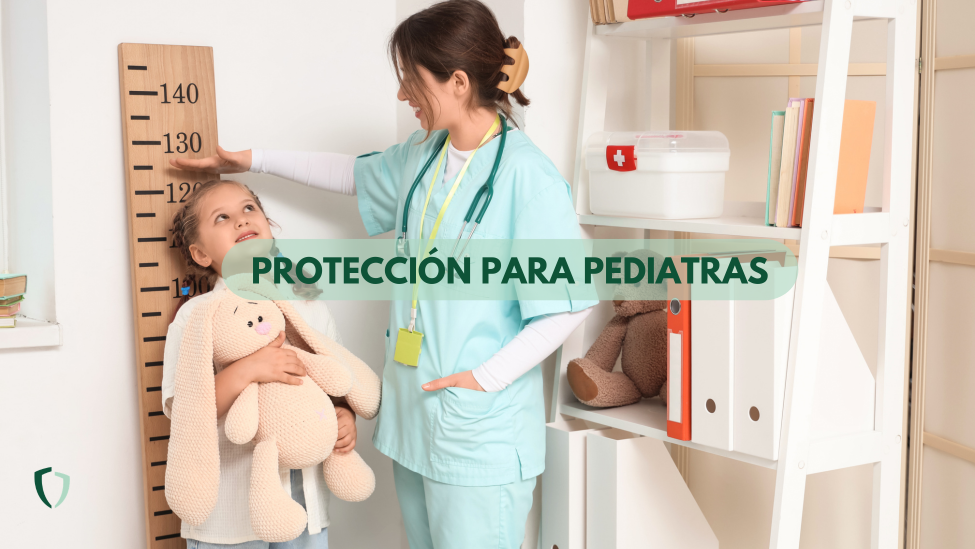 Seguro para prefesionales pediatras Una pediatra atendiendo a una niña en su clínica