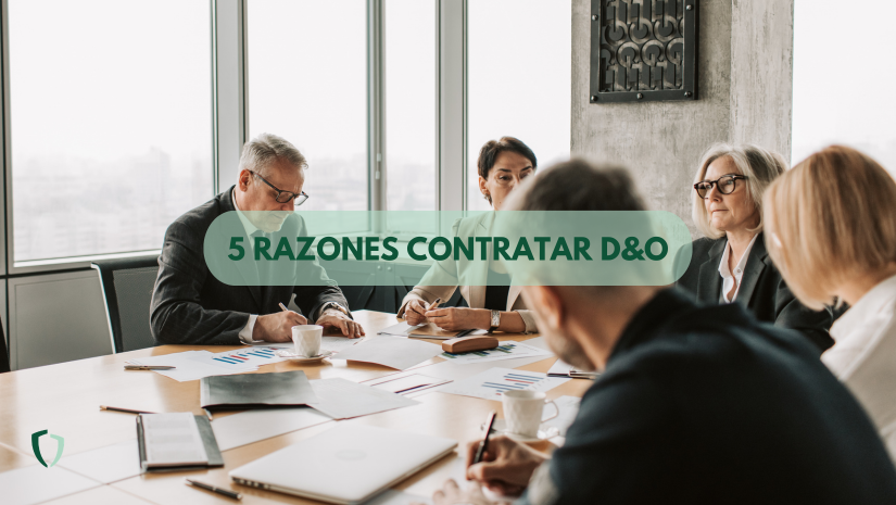5 razones para contratar un seguro de directivos y administrativos Mesa con 5 directivos y administrativos tomando decisiones