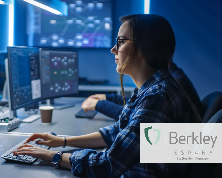 Un trabajador escribe en una computadora de la empresa utilizando una red segura