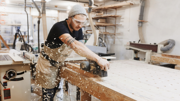 Autónomo trabajando en su pequeña empresa de madera