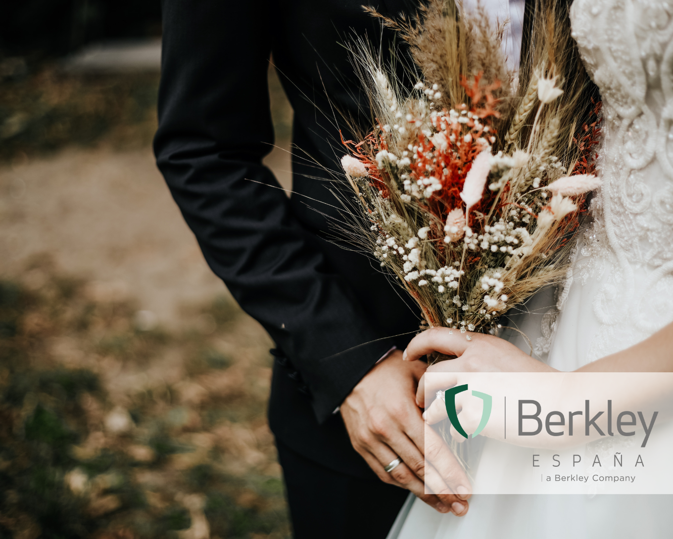 Pareja celebrando su boda