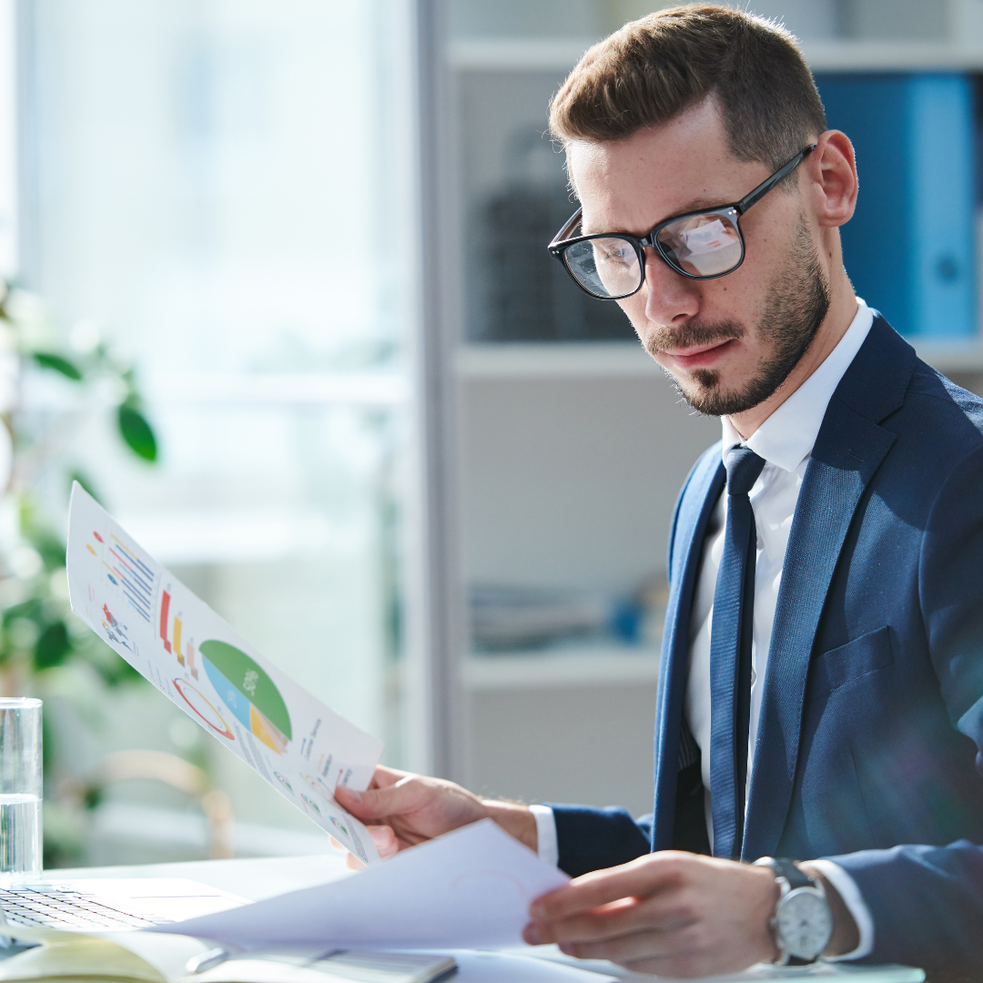 Voluntarios en el bosqur haciendo actividades