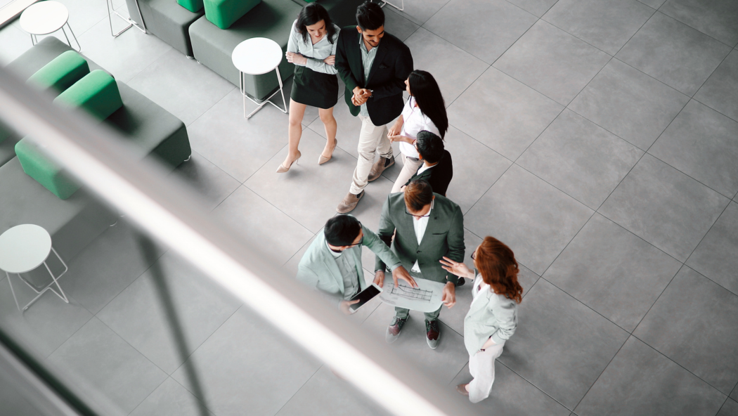 Grupo de personas compartiendo su experiencia con la formación online de seguros especializados