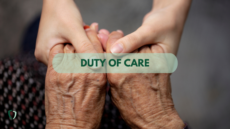 Una persona anciana y una joven tomándose de las manos 