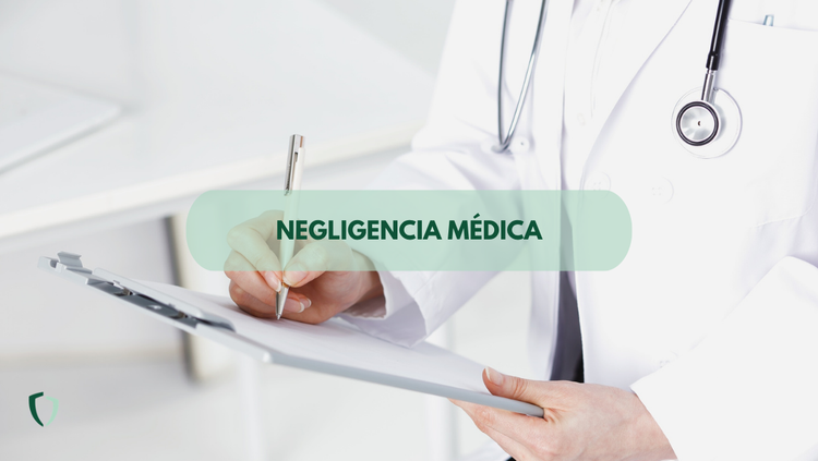 Médico sanitario escribiendo un expediente de un paciente