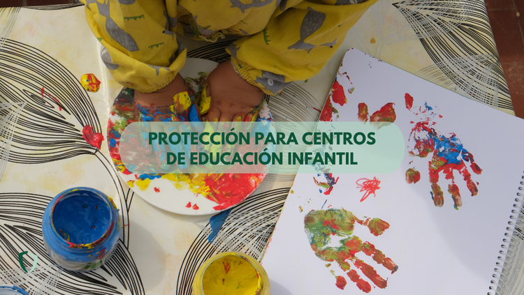 Centro infantil realizando una actividadm con niños de colorear con las manos